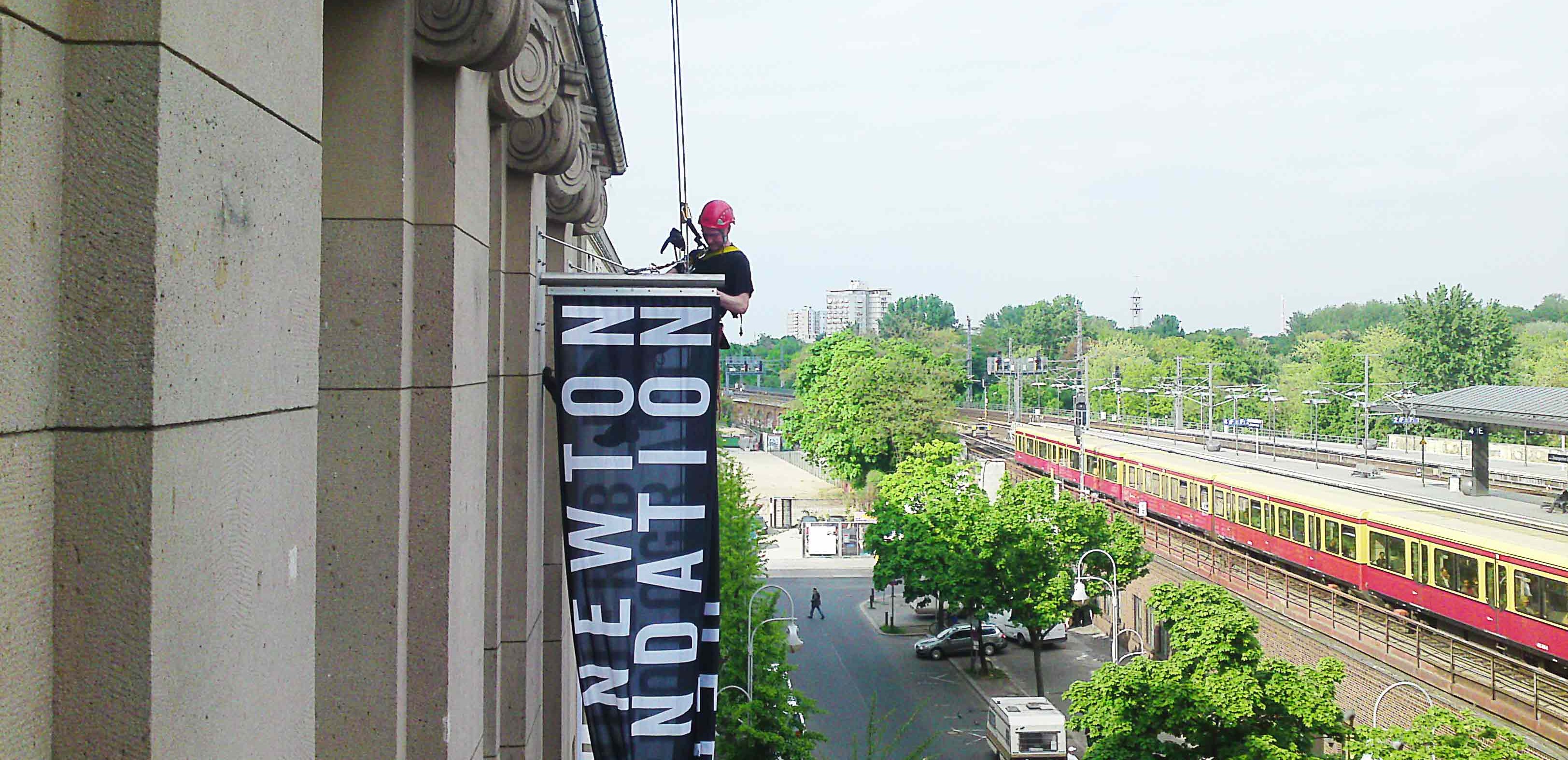 Industriekletterer-Berlin-bannerhaengen-plakat-aufhaengen