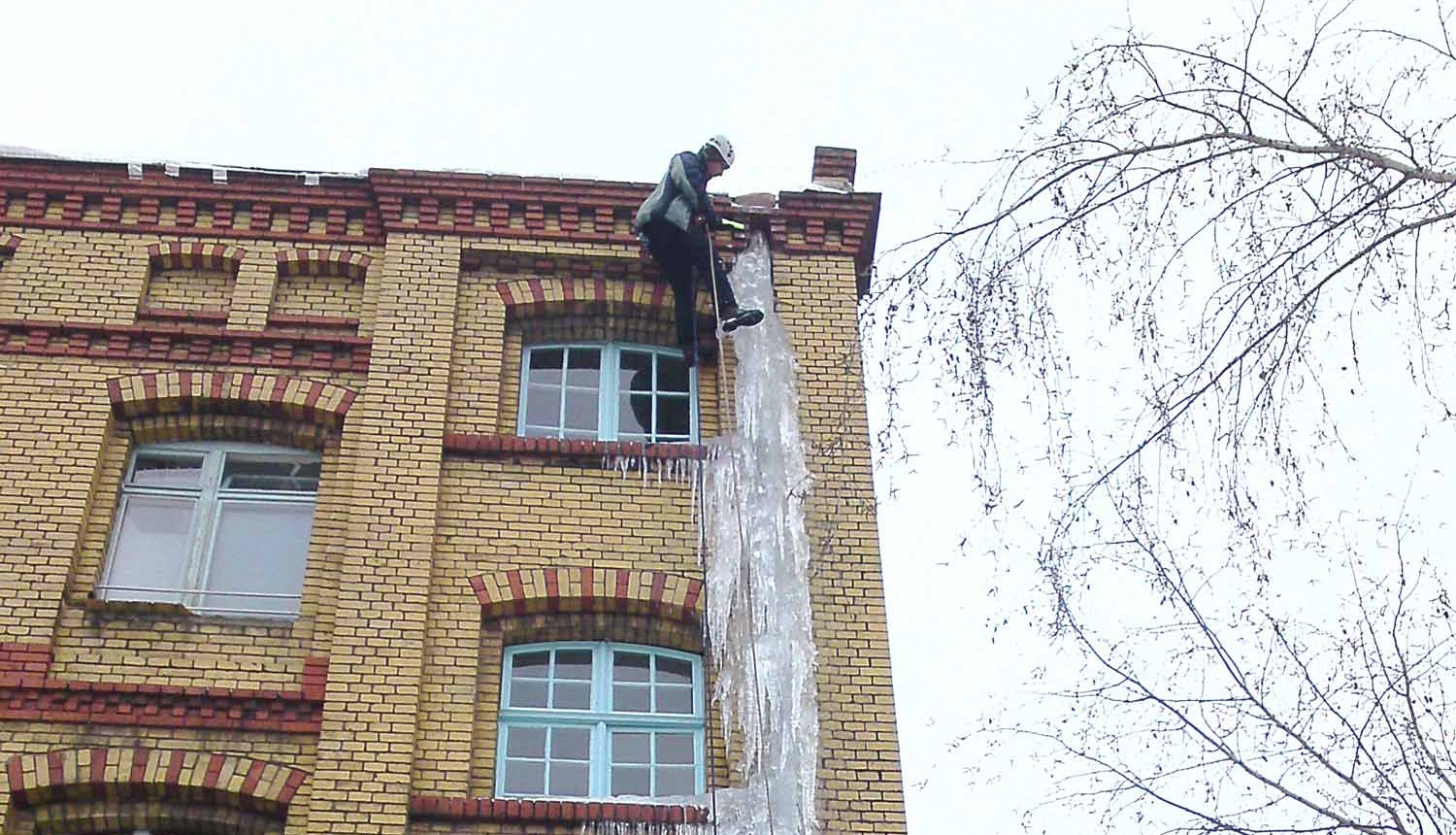 Industriekletterer-Berlin-schneeraeumung-eisentfernen