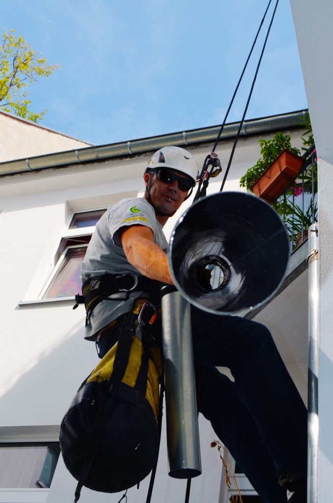 Industriekletterer-Fallrohr-Reparatur-Dachrinnen